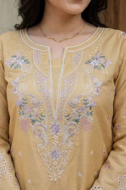 AAINA LUXURY HEAVY EMBROIDERED LAWN 3PC SUIT